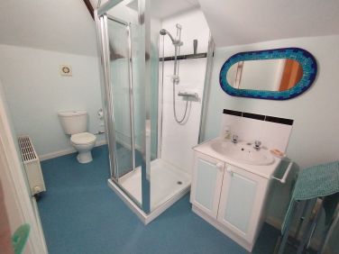 Upstairs en suite shower room