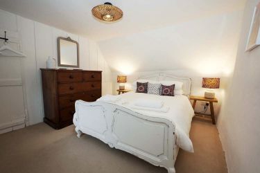 Double bedroom with view of the garden