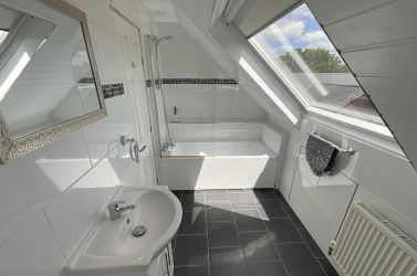 Master bedroom - ensuite bathroom